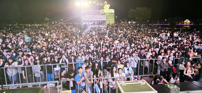 人群隨著旋律搖擺。（許峻魁攝）