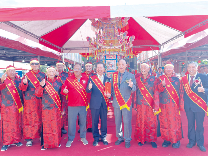 陳福海縣長敬獻賀匾、贈送爐敬金並和地方長老合影。（許加泰攝）