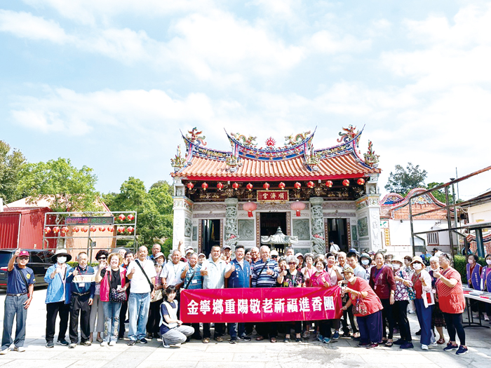 金寧鄉公所舉辦「115年度重陽節長者進香祈福活動」，長輩們走出家門登高祈福。（金寧鄉公所提供）