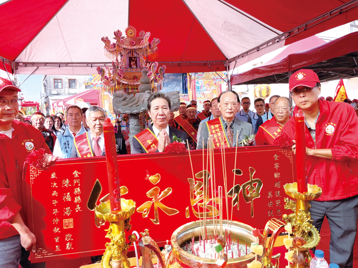 陳福海縣長敬獻賀匾、贈送爐敬金並和地方長老合影。（許加泰攝）