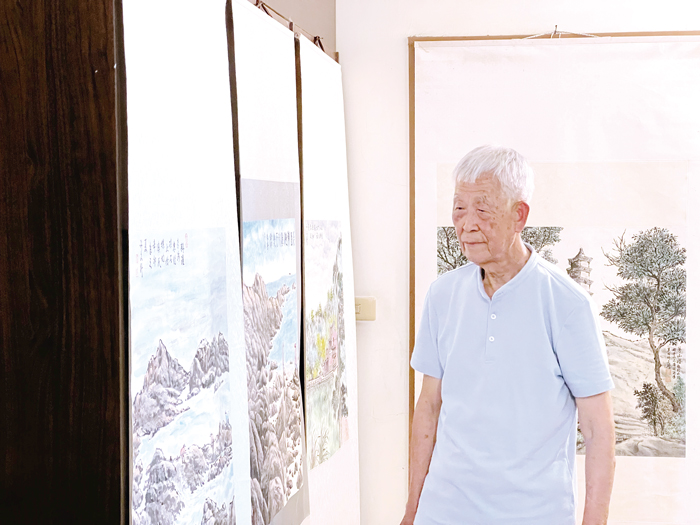 許文科的筆和心持續與這片土地對話。（林秉志攝）
