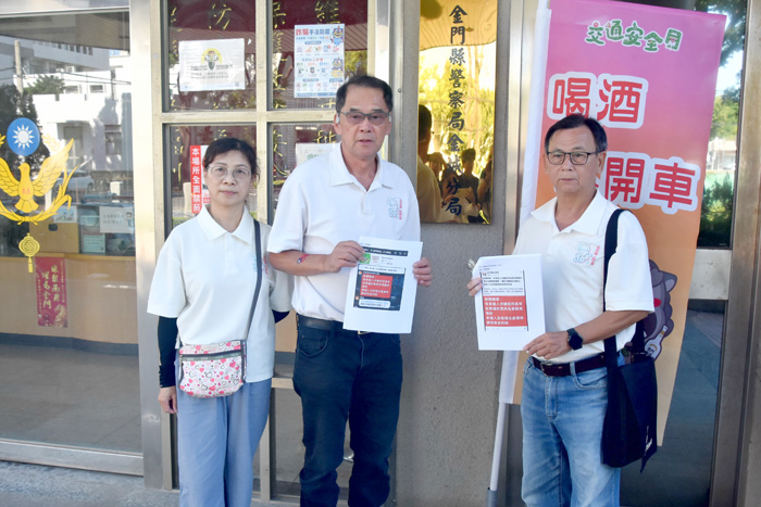金城鎮長參選人石兆瑉（中）前往金城分局提出刑事告訴暨告發。（莊煥寧攝）