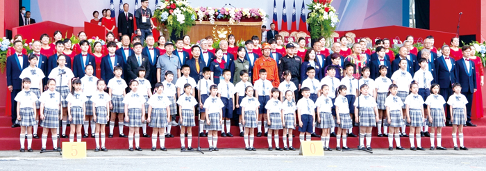 金門歌聲首登115年國慶大會舞臺，金門縣合唱團與金門兒童合唱團領唱國歌獻祝福。（康鍩錫提供）