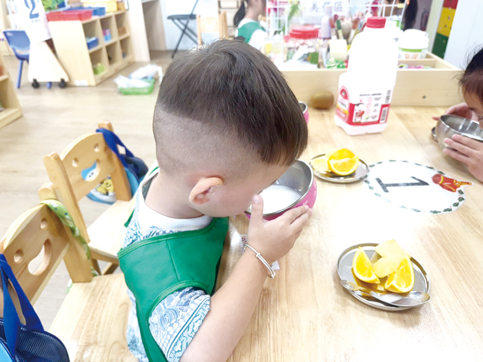 金門縣政府推動學童鮮乳政策，自115學年度起，將公私立幼兒園幼幼班學童一併納入鮮乳供應對象，預估全縣約315名幼幼班學童受惠。（教育處提供）