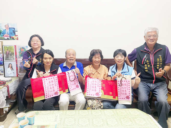 理事長黃瑀喬等人探訪高齡的旅高鄉親。
（高雄市浯江金門同鄉會提供）