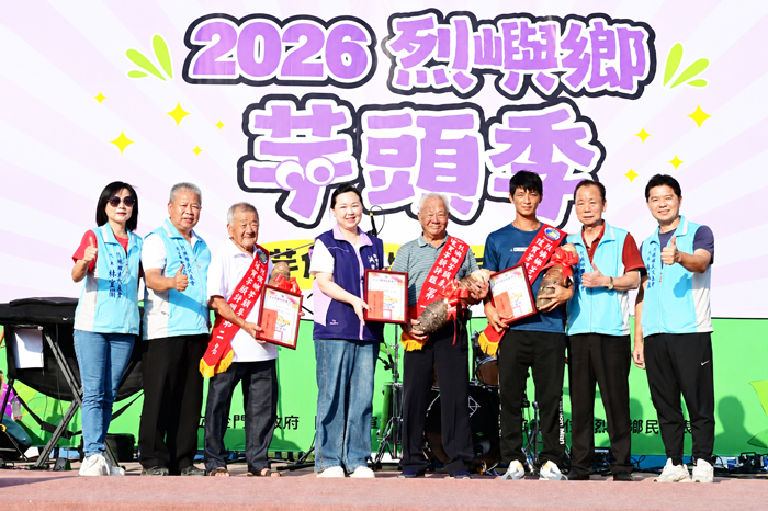 鄉長洪若珊頒給優質芋頭競賽獲獎芋農。（烈嶼鄉公所提供）