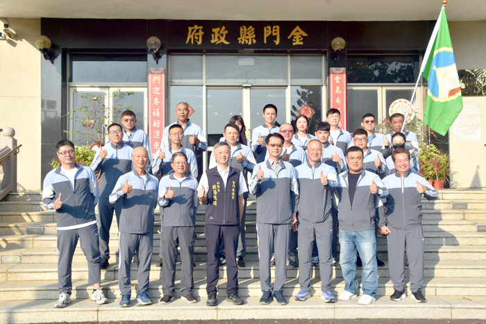 將赴全民運動會，金門代表隊獲縣府授旗。（莊煥寧攝）