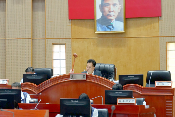 議會第八屆第二十次臨時會由議長洪允典宣布閉會。
（許峻魁攝）