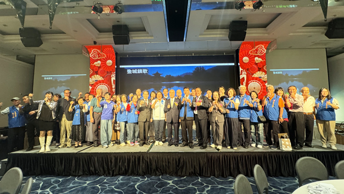 臺北市金門同鄉會創立於民國60年，舉辦慶祝大會暨新舊任理事長交接儀式並頒贈「金梓獎」。（該會提供）