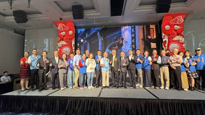 臺北市金門同鄉會創立於民國60年，舉辦慶祝大會暨新舊任理事長交接儀式並頒贈「金梓獎」。（該會提供）