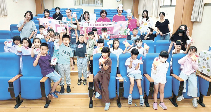 金沙國小、家庭教育中心舉辦故事志工校園巡迴，帶領低年級學生以繪本認識自己的情緒。（金沙國小提供）