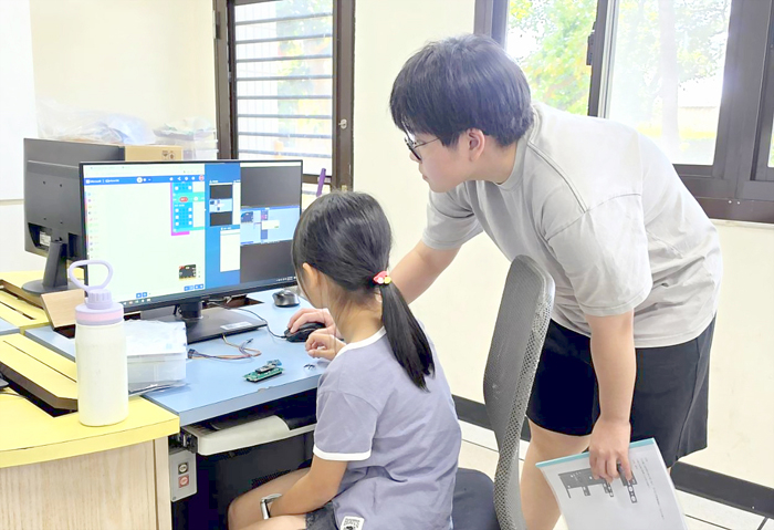 金大團隊走進述美國小與學生分享AIoT科技。（述美國小提供）