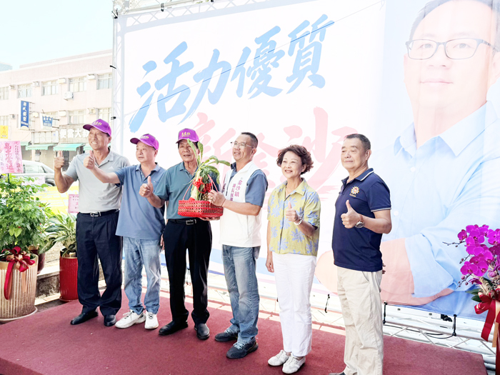 馬自壯分別競選總部，來賓致贈象徵好兆頭的「好彩頭」表達祝福。（馬自壯競選總部提供）