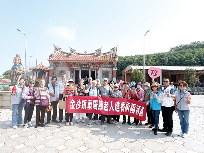 金沙鄉親長者到鶯山廟參拜進香。（李薇薇攝）
