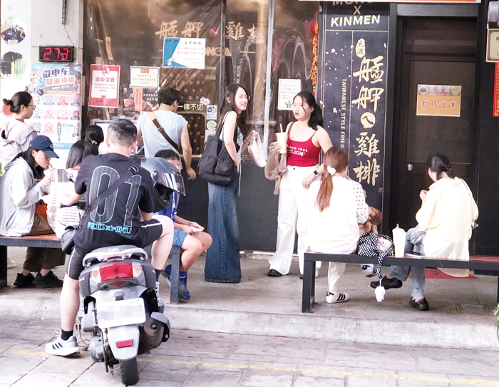 大陸「十一」長假，自由行遊客湧入金門街頭，呈現熱鬧的好光景。（李金生攝）