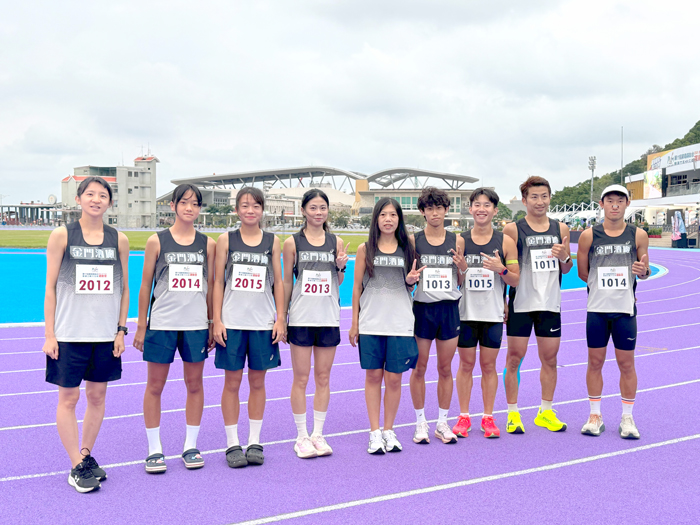 金門酒廠大力贊助金門縣選手參加離島運動會，選手們身穿印有「金門酒廠」字樣的隊服參賽。（金門體育會田徑委員會提供）