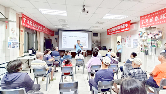 官澳社區日前舉辦韌性防災講習，向鄉親說明防災的重要性。（官澳社區發展協會提供）
