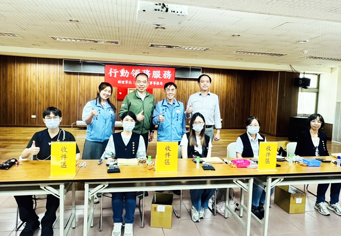 外交部領事事務局「行動領務」列車開進金湖鎮服務鄉親。（民政處提供）