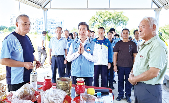 安岐將軍廟舉行紀念金門戰役77週年秋季弔唁英烈祭祀活動，縣長陳福海率隊上香致意並敬獻爐敬金。（蔡麗玉攝）
