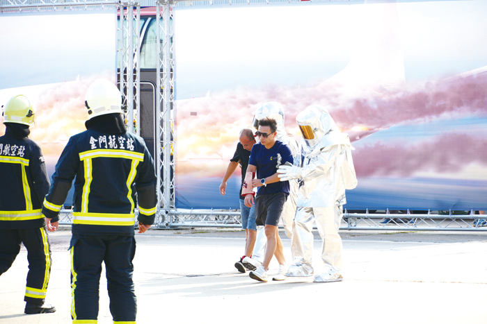 事故初期機場消防員將機上旅客救出。（金門航空站提供）