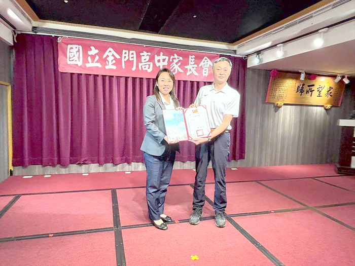 金門高中新任家長會長由歐陽儀雄（右）連任，校長鄭青青頒發當選證書。
（金門高中提供）