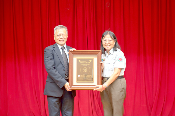 國立中央大學蕭述三校長頒贈「755922 Kinmen（金門國家公園）」小行星命名銘牌予金門國家公園管理處，象徵金門之名閃耀浩瀚星空。
（金管處提供）