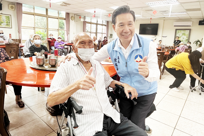 縣長陳福海前往金門縣大同之家及松柏園老人福利機構慰問，向長者們表達關懷與祝福。（莊煥寧攝、縣府提供）