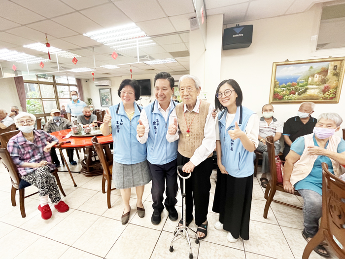 縣長陳福海前往金門縣大同之家及松柏園老人福利機構慰問，向長者們表達關懷與祝福。（莊煥寧攝、縣府提供）