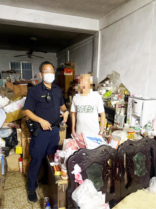 金城分局員警協助深夜迷途老人平安返家。
（金城分局提供）