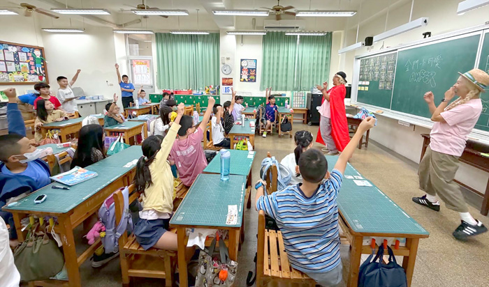 繪本走進中正國小，學子從閱讀認識金門。（校方提供）