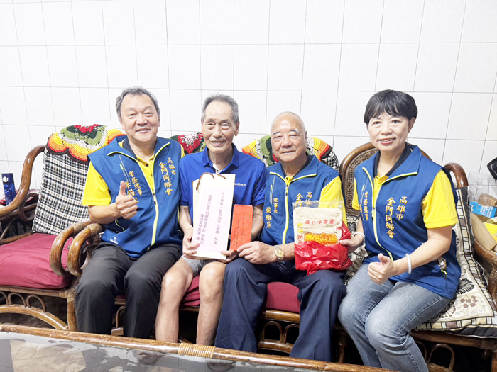 高雄市金門同鄉會慰問長者。
（該會提供）