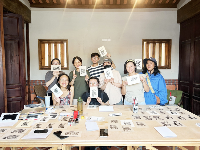 學員們開心展示新孔版創作，將金門的日常滋味與記憶印記化作向外傳遞的風景。（林秉志攝）