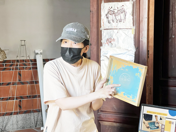 李育貞詳細介紹不同版畫內容。（林秉志攝）