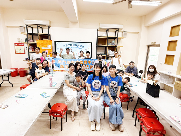 述美國小與金門家庭教育中心舉辦親職講座，講師楊佳佳與現場家長分享實際案例。（李薇薇攝）