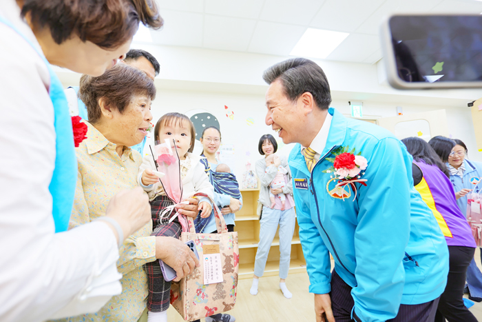 為營造友善育兒環境，減輕年輕家庭照顧子女的壓力，縣長陳福海持續將嬰幼兒照顧、公共托育及親子教育列為重要施政工作。
（資料照片）