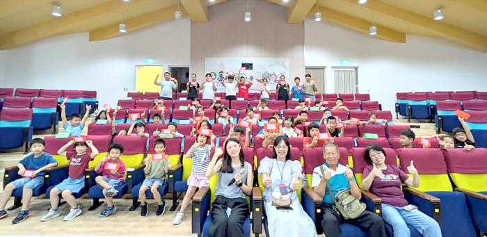金湖國民小學頒發114學年度第2學期「華民學業進步獎學金」。（金湖國小提供）