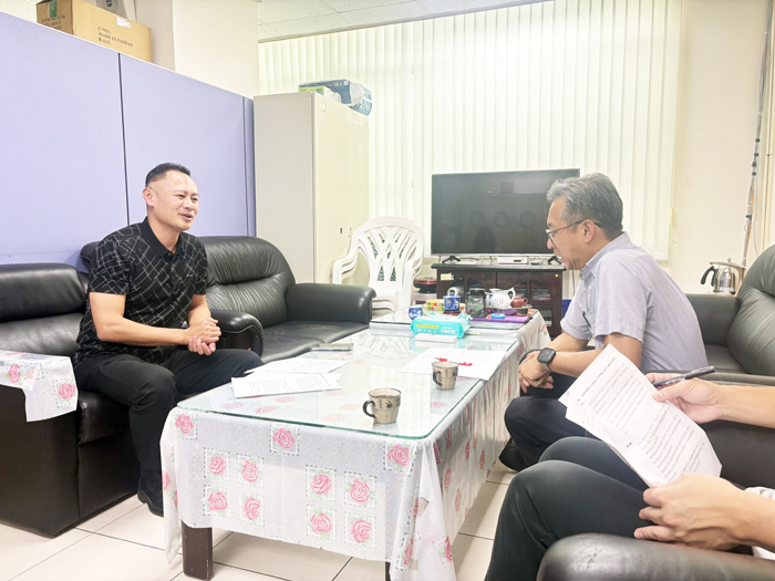金門縣政府觀光處長許績鑫率大陸事務科同仁，前往移民署金門服務站拜會。（觀光處提供）