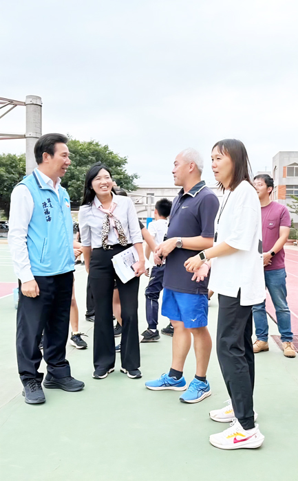 賢庵國小幼兒園教學大樓規劃初期，縣長陳福海便曾親自會勘。（資料照片）
