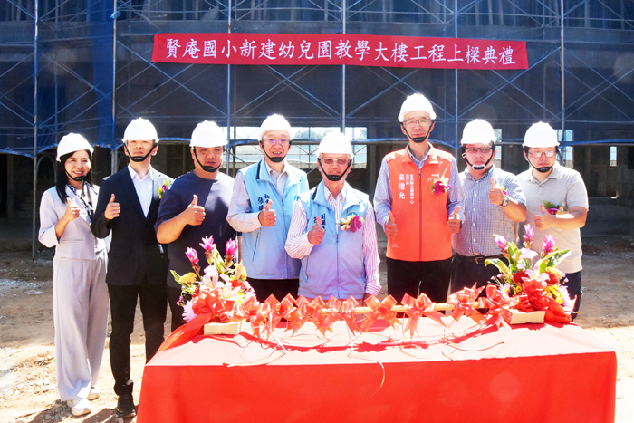 賢庵國小新建幼兒園教學大樓工程於昨日舉行上樑典禮，副縣長陳龍安率領陪獻官與貴賓上香祈福。（莊煥寧攝）