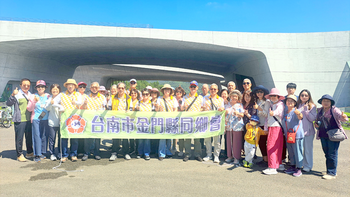 臺南市金門縣同鄉會辦理一日旅遊，於日月潭合照。（該會提供）