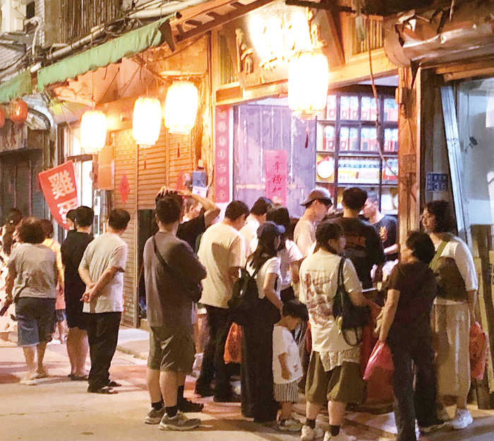 後浦老街洋溢人文氣息，百年老店吸引絡繹人潮。（李金生攝）