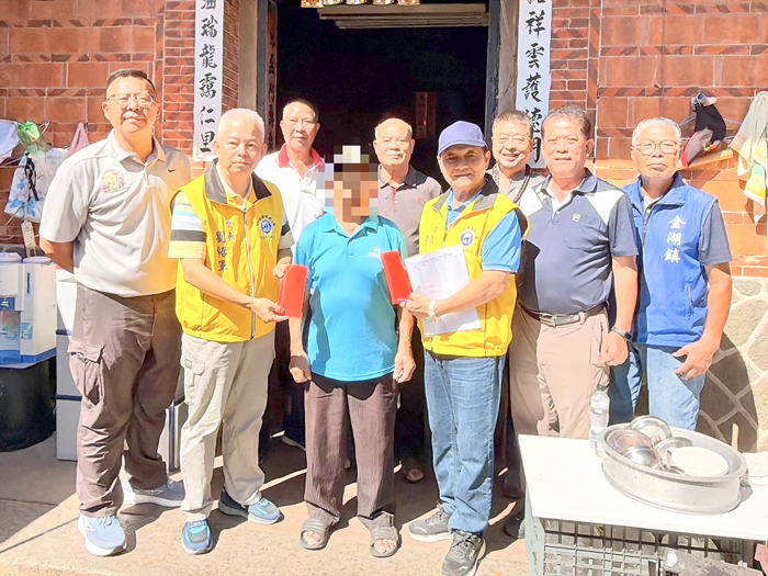 金湖鎮長陳文顧、金門縣國際傑人會及地方各界善心送愛心前往鄭女士家。（金湖鎮公所提供）