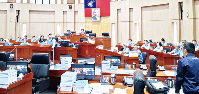 金門縣議會定期會昨日進行縣府上次定期會暨臨時會決議案執行情形、議員質詢事項辦理進度等報告。（蔡麗玉攝）