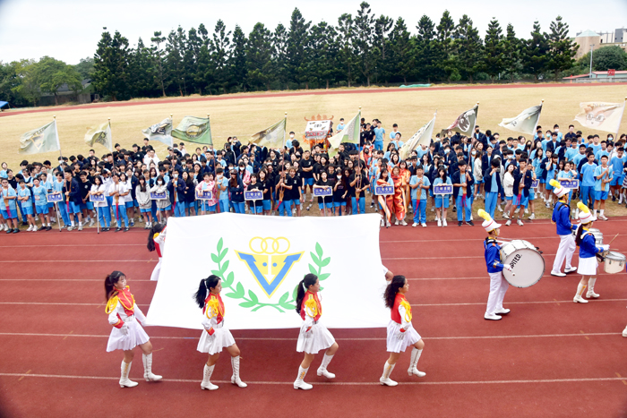 金門高中第49屆校運會熱鬧登場，典禮由校長鄭青青主持，全校共30班的運動員依序入場，大會會旗壓軸進場。（莊煥寧攝）
