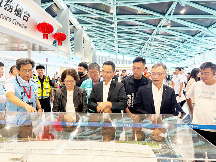 台灣民眾黨立法院黨團總召陳清龍、立委劉書彬考察金門旅運中心。（台灣民眾黨金門縣黨部提供）