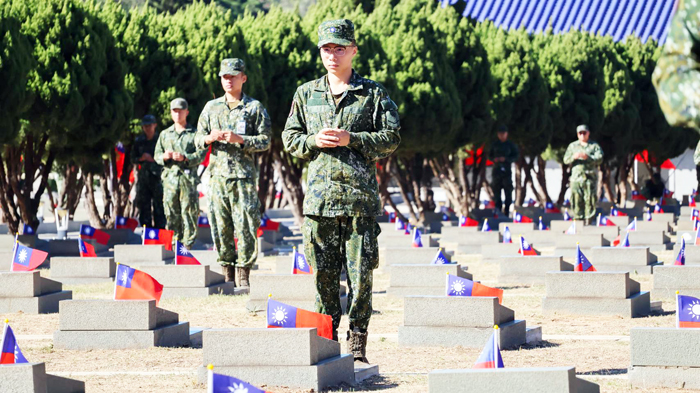 現役軍士以國旗緬懷先烈。（金防部提供）
