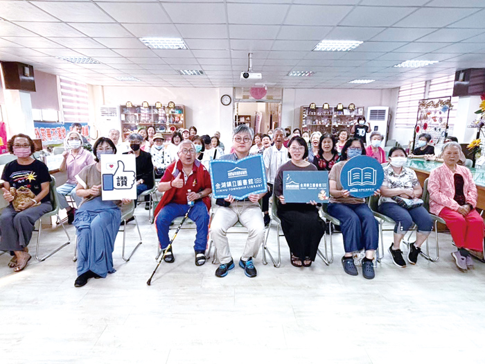 台中榮民總醫院兒童神經外科主任周育誠擔任健康講座講師，帶民眾增進醫療保健知識。（金湖鎮公所提供）