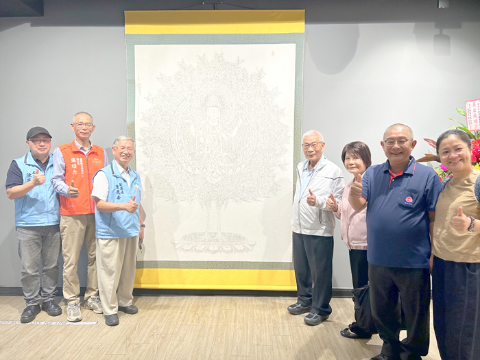 「一字一如來—陳信佑微書圖騰藝術展」開幕暨講座，展覽主角陳信佑（右二）夫婦、高齡雙親與副縣長陳龍安（左三）等來賓於作品前合影。（許加泰攝）