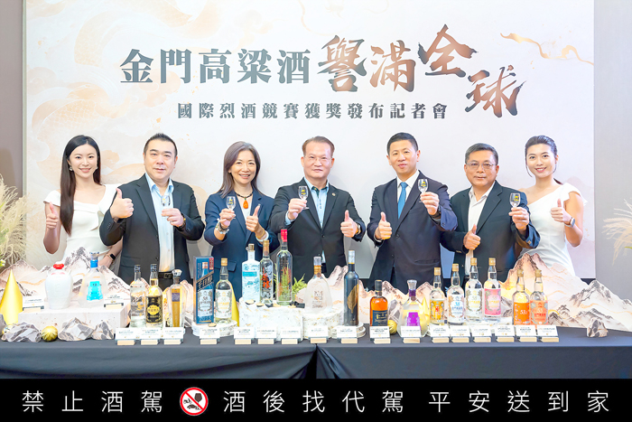 金門高粱酒譽滿全球，金門酒廠營業副總經理黃海山（左二）、昇恆昌副總經理王平（左三）、金門酒廠董事長吳昆璋（中）、金門酒廠總經理王中聖（右三）、黑松公司處長劉景森（右二）舉杯歡慶獲獎喜悅。（金門酒廠提供）