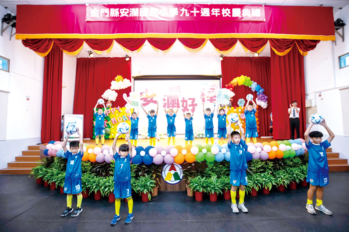 學生為校慶進行表演。（李薇薇攝）